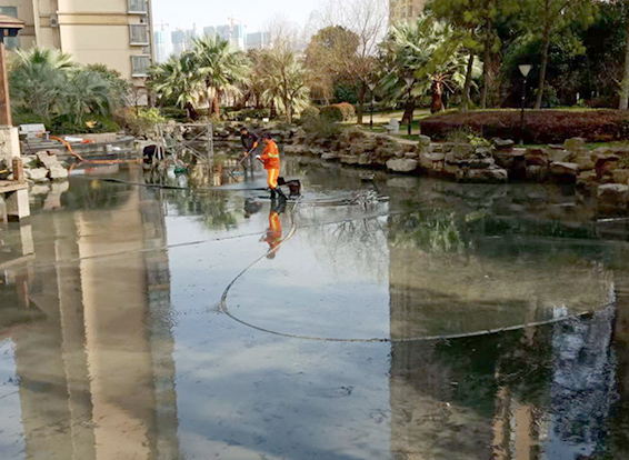 蒸湘景观池淤泥清理