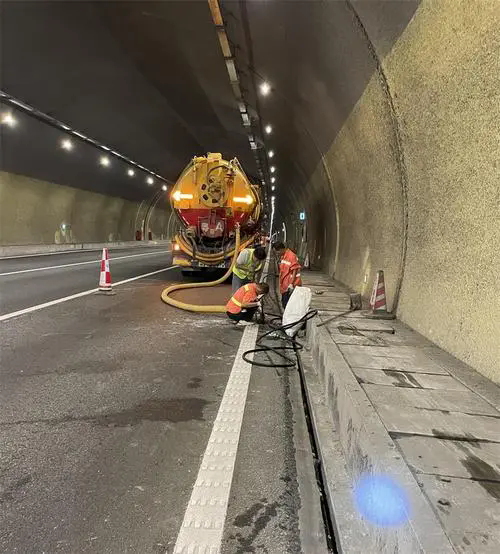 蒸湘隧道排水渠清淤